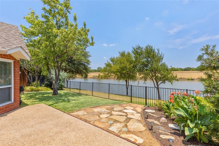 Photo 25 of 28 - 8904 Lakewood Dr, Irving, TX 75063