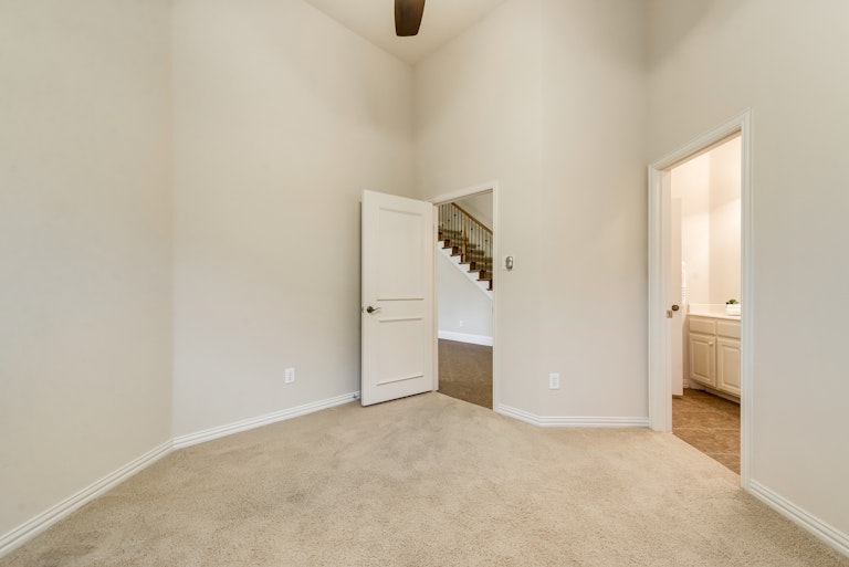 Photo 17 of 33 - 2208 Fairfax Trl, Denton, TX 76205