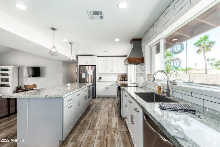 Photo 12 of 28 - 305 W Pintura Cir, Litchfield Park, AZ 85340