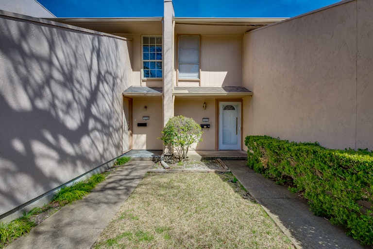 Photo 21 of 21 - 509 Valley Park Dr, Garland, TX 75043