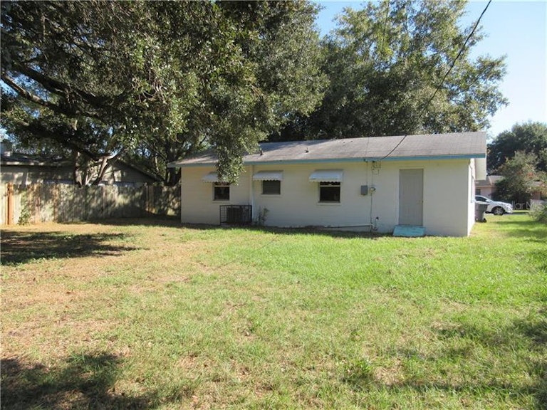 Photo 3 of 10 - 515 Norfolk Cir, Lakeland, FL 33801