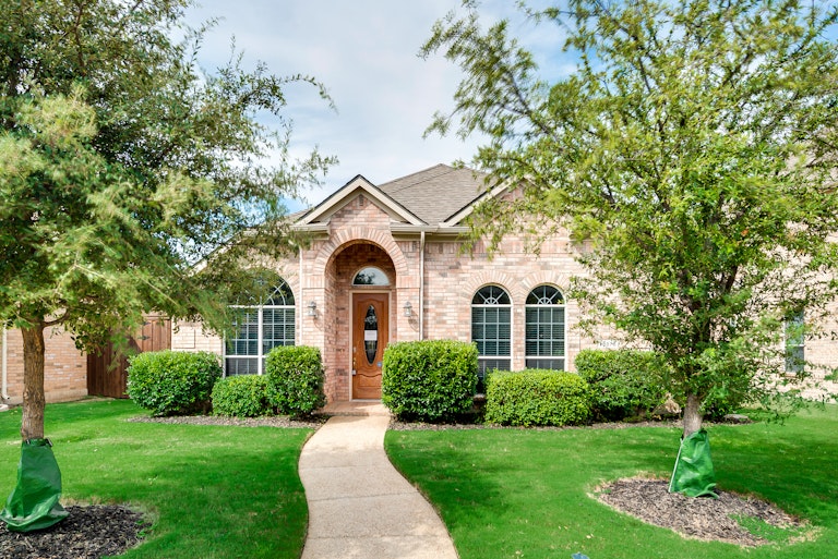 Photo 3 of 31 - 13875 Valley Mills Dr, Frisco, TX 75033