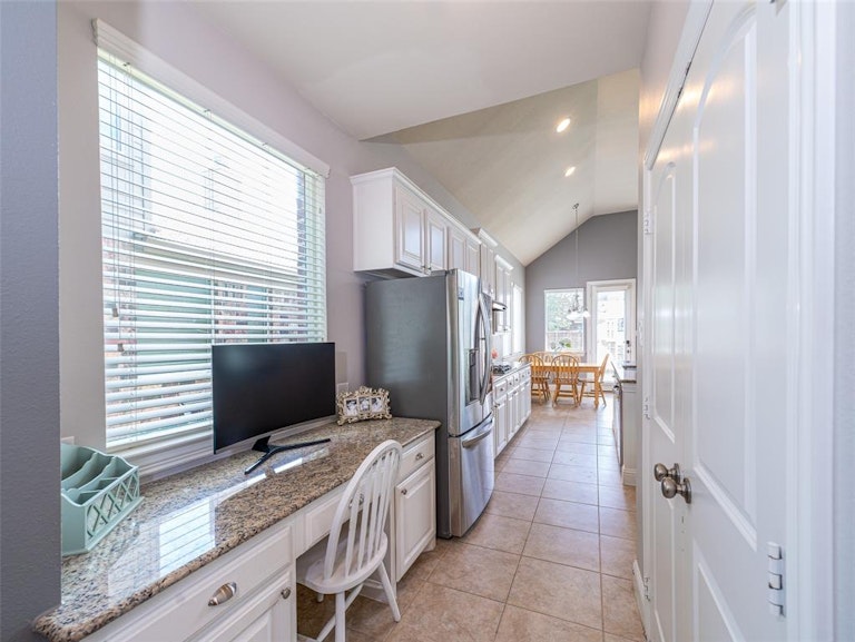 Photo 5 of 35 - 904 Auburn Ct, Savannah, TX 76227