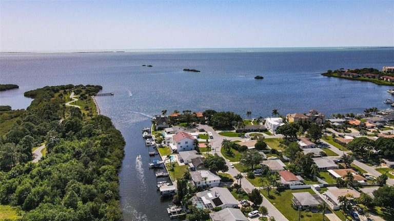 Photo 6 of 42 - 372 Westwinds Dr, Palm Harbor, FL 34683