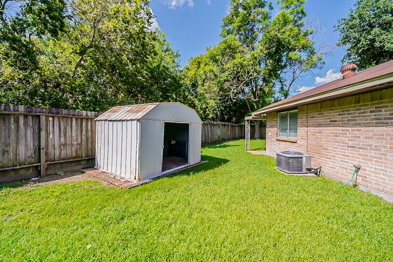 Photo 27 of 28 - 26 Parkbriar Cir, Baytown, TX 77521