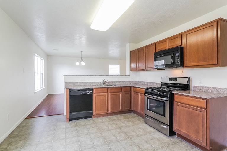 Photo 6 of 28 - 16611 Burnell Oaks Ln, Houston, TX 77090