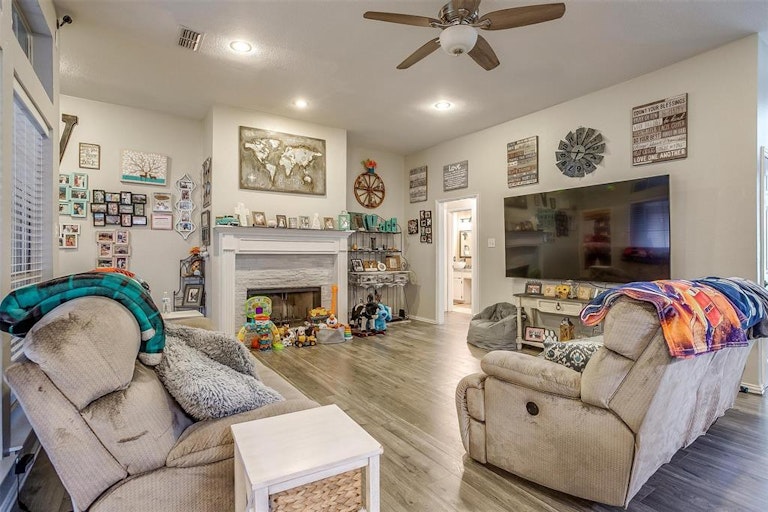 Photo 18 of 40 - 509 Arbor Lawn Dr, Burleson, TX 76028
