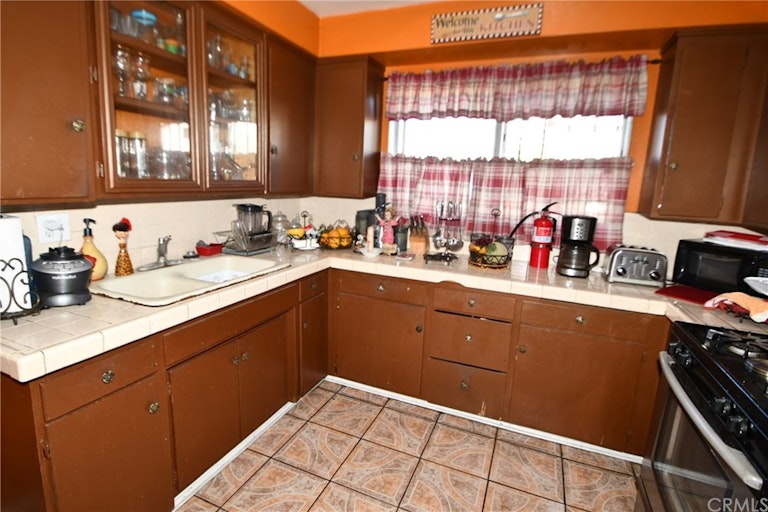 Photo 9 of 15 - 2 Camelback Ave N Unit N, Carson, CA 90745