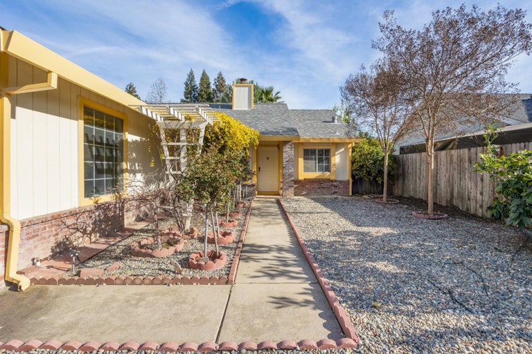 Photo 6 of 38 - 5030 Strasbourg Way, Sacramento, CA 95842