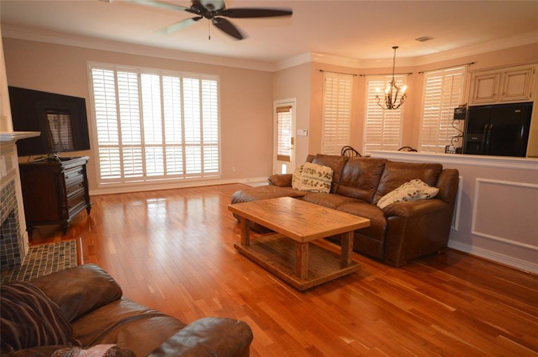 Photo 8 of 44 - 5003 Kingsland Ct, Sugar Land, TX 77479
