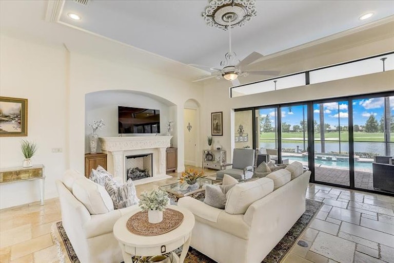 Photo 9 of 35 - 14722 Secret Harbor Pl, Lakewood Ranch, FL 34202