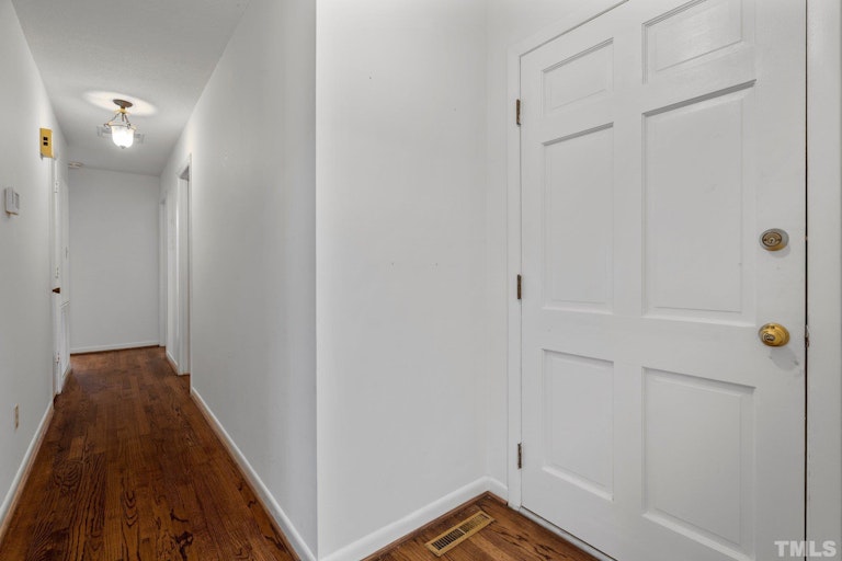 Photo 4 of 38 - 408 Chadwick Dr, Raleigh, NC 27609