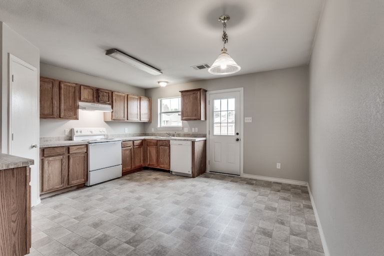 Photo 12 of 24 - 2909 Victorian Forest Dr, Dallas, TX 75227