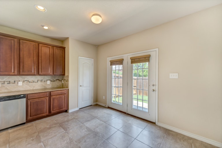 Photo 10 of 27 - 216 Moonlight Dr, Euless, TX 76039