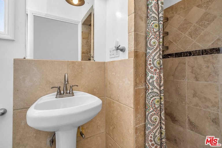 Photo 19 of 45 - 10643 Blix St, North Hollywood, CA 91602