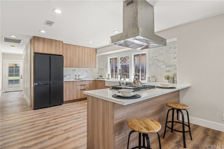 Photo 6 of 25 - 3321 W 27th St, Los Angeles, CA 90018
