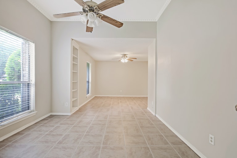 Photo 7 of 25 - 404 Rivervalley Ct, Arlington, TX 76006
