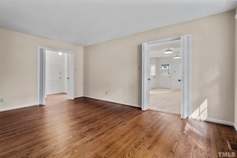 Photo 12 of 38 - 408 Chadwick Dr, Raleigh, NC 27609
