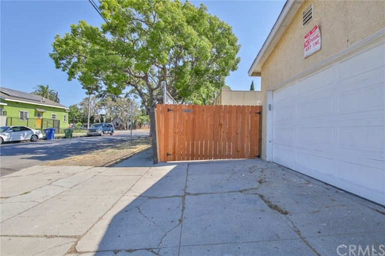 Photo 31 of 31 - 601 W 108th St, Los Angeles, CA 90044