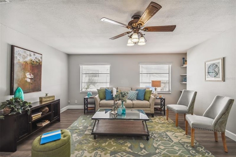 Photo 26 of 42 - 8010 Diagonal Rd N, Saint Petersburg, FL 33702