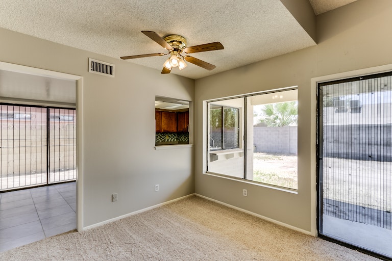 Photo 11 of 27 - 5056 N 71st Ave, Glendale, AZ 85303