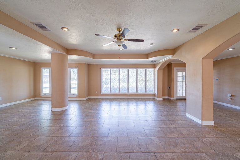 Photo 5 of 29 - 8234 Glen Valley Dr, Houston, TX 77061