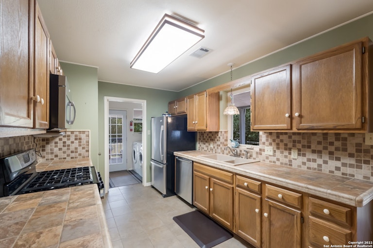 Photo 5 of 28 - 6634 Country View Ln, San Antonio, TX 78240