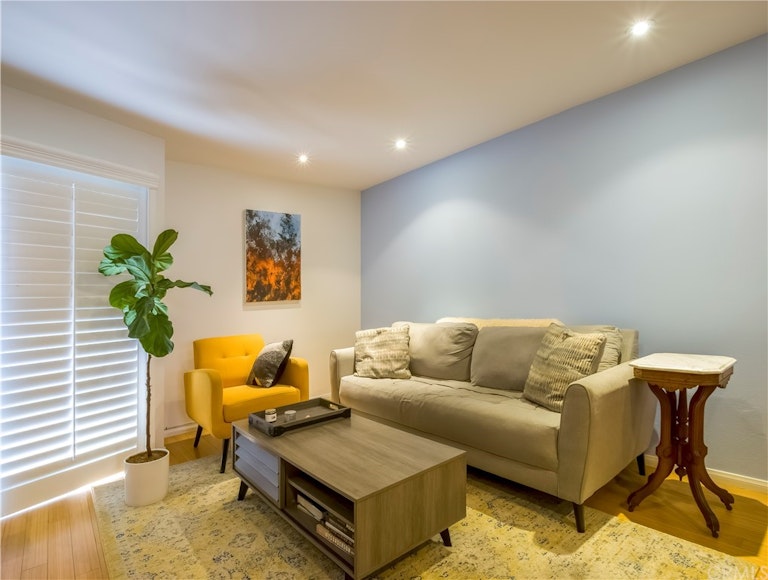 Photo 2 of 11 - 11127 Hesby St #6, North Hollywood, CA 91601