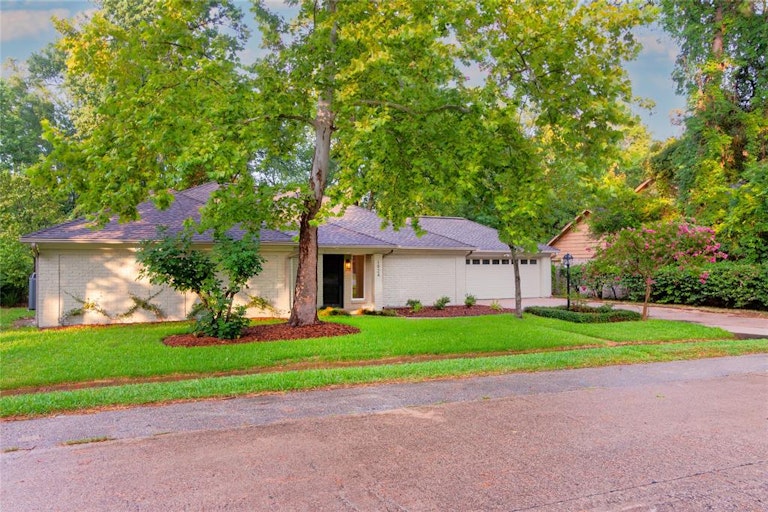 Photo 2 of 48 - 1924 Foxtail Pl, Spring, TX 77380