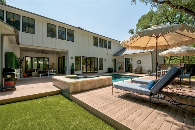 Photo 37 of 40 - 5001 Rollingwood Dr, West Lake Hills, TX 78746