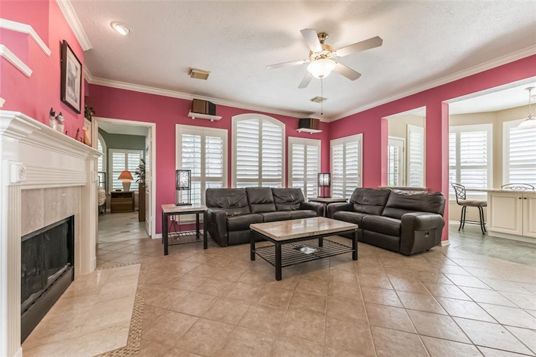 Photo 5 of 26 - 9811 Therrell Dr, Houston, TX 77064