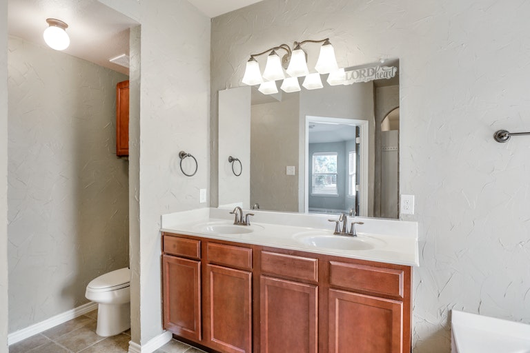 Photo 22 of 25 - 8705 Vista Royale Dr, Fort Worth, TX 76108