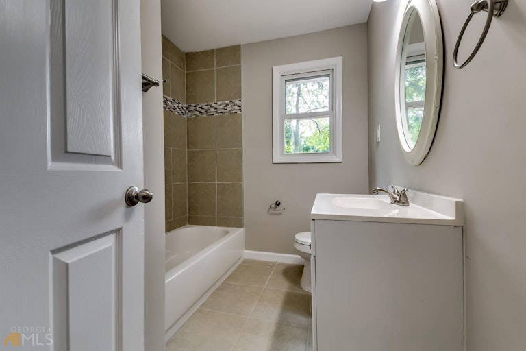 Photo 17 of 24 - 2920 NW Landmark Dr, Conyers, GA 30094