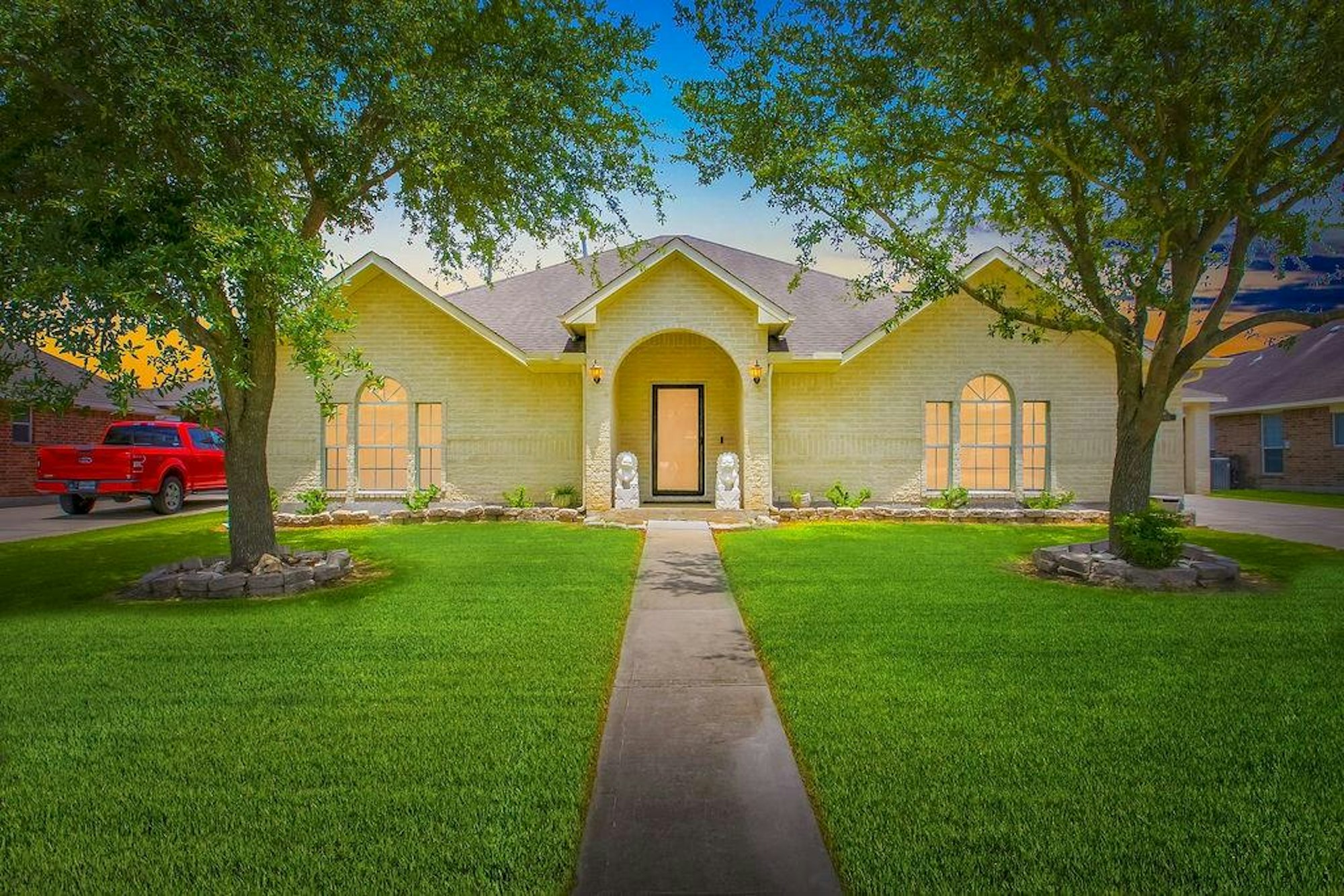 Photo 1 of 38 - 11505 Grimes Ave, Pearland, TX 77584