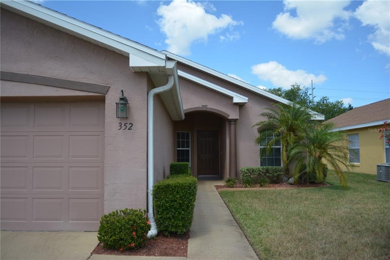 Photo 3 of 28 - 352 Lake Suzanne Dr, Lake Wales, FL 33859