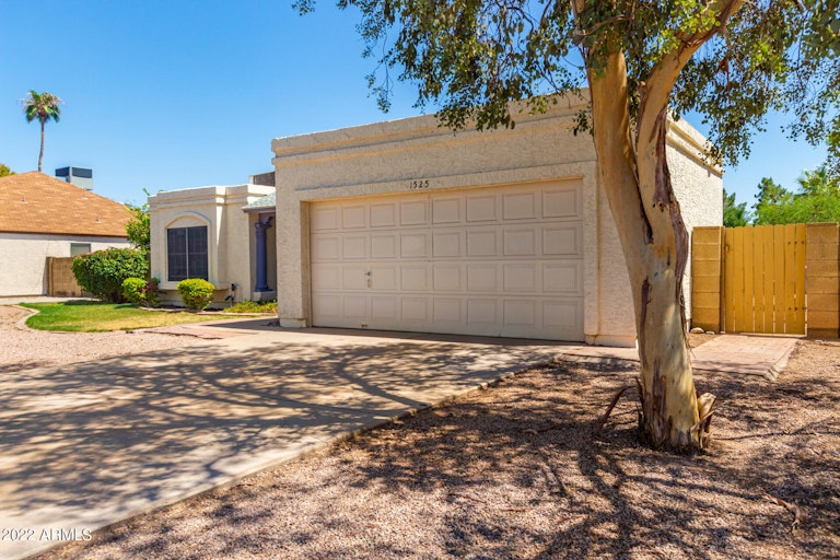 Photo 3 of 33 - 1525 E Todd Dr, Tempe, AZ 85283