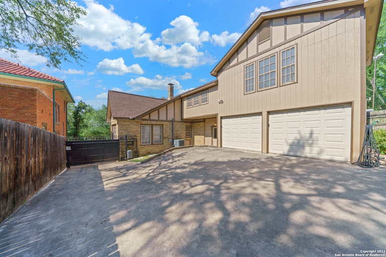 Photo 28 of 39 - 347 E Huisache Ave, San Antonio, TX 78212