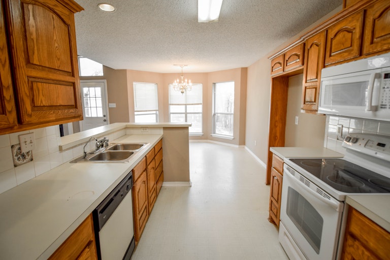 Photo 2 of 31 - 1337 Mimosa Ln, Lewisville, TX 75077