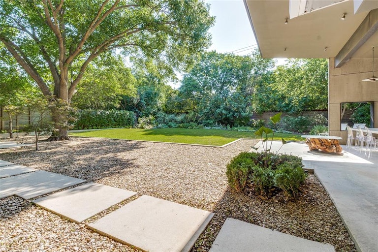 Photo 24 of 26 - 10646 Royal Springs Dr, Dallas, TX 75229