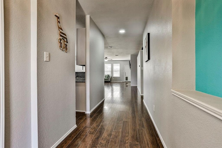 Photo 4 of 28 - 8429 Greylock Ct, Fort Worth, TX 76137
