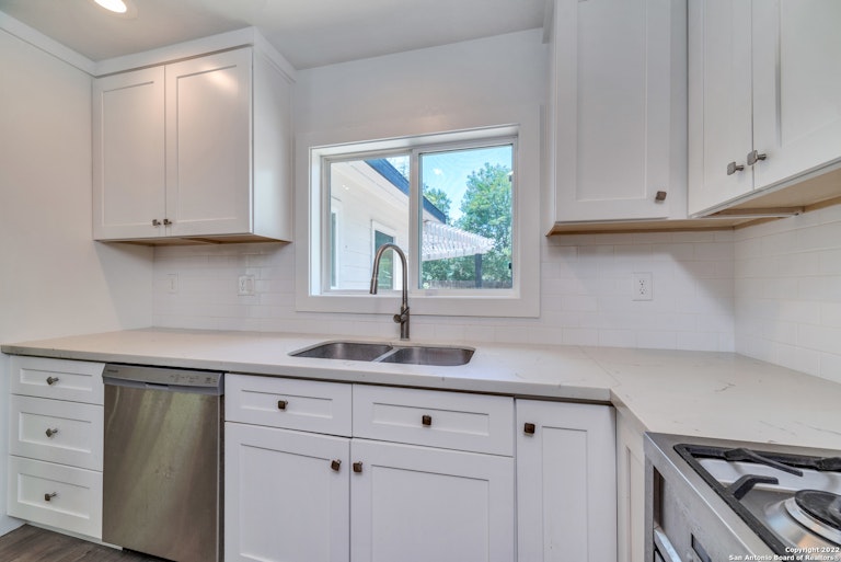 Photo 12 of 27 - 837 Canterbury Hill St, San Antonio, TX 78209