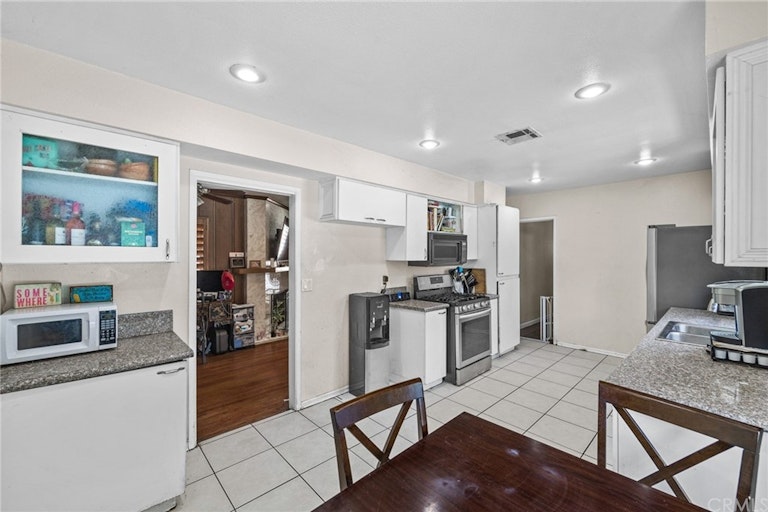 Photo 9 of 21 - 167 Palmyra Dr, San Bernardino, CA 92404
