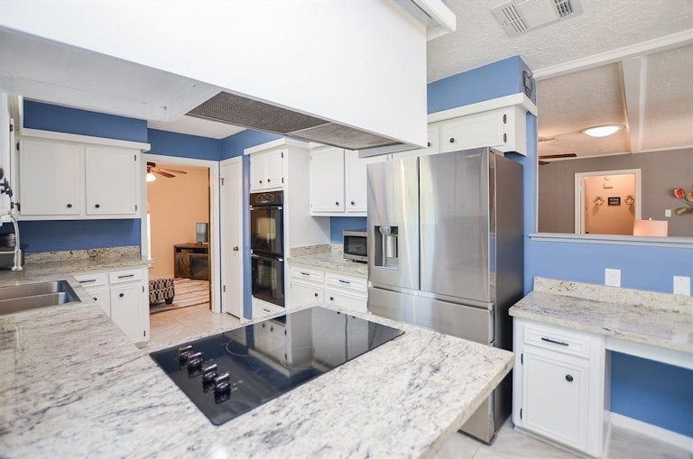 Photo 9 of 38 - 939 Hidden Canyon Rd, Katy, TX 77450