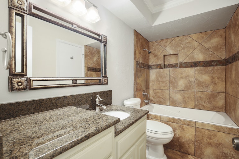 Photo 21 of 26 - 1600 Lexington Pl, Bedford, TX 76022