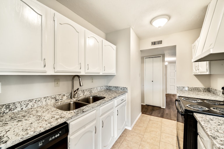 Photo 7 of 28 - 708 Green Canyon Dr, Mesquite, TX 75150