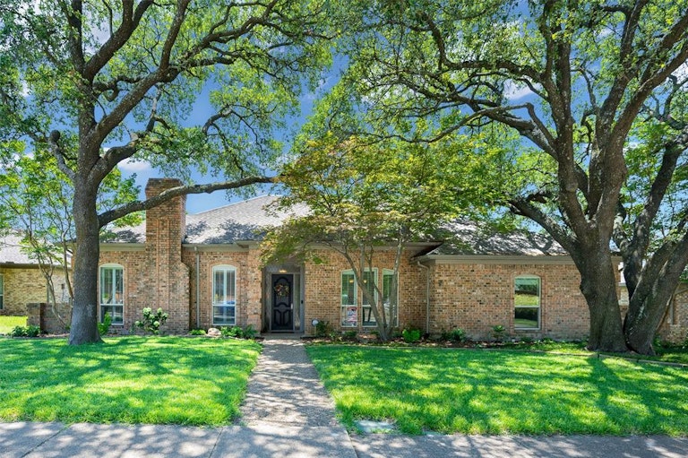 Photo 2 of 40 - 7336 Williamswood Dr, Dallas, TX 75252