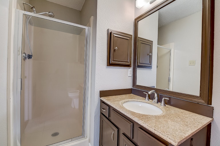 Photo 8 of 37 - 9032 Elbe Trl, Fort Worth, TX 76118