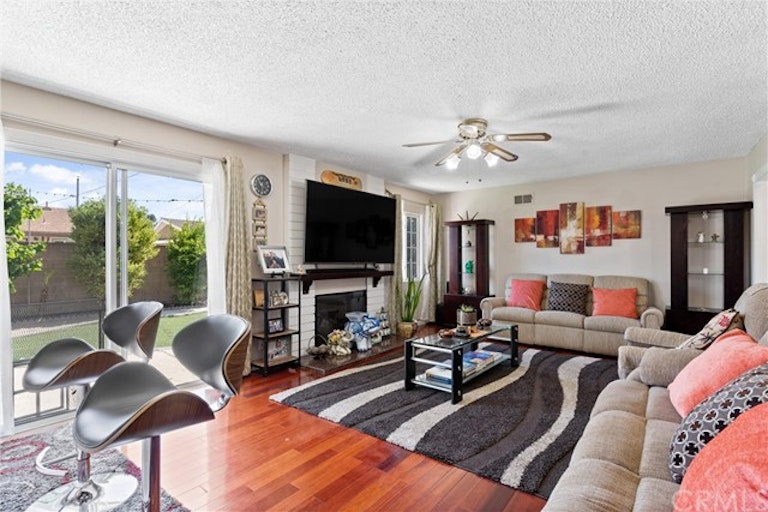 Photo 3 of 14 - 1938 W Chanticleer Rd, Anaheim, CA 92804