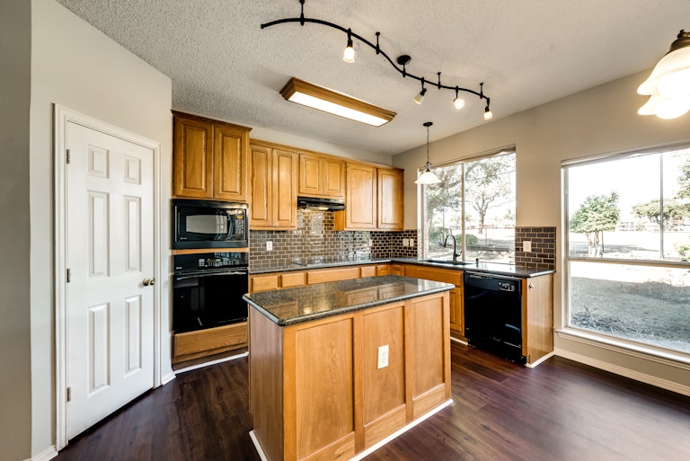 Photo 8 of 31 - 13004 Hermitage Ln, Frisco, TX 75035