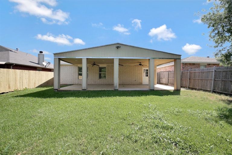 Photo 5 of 27 - 516 Berryhill Dr, Mansfield, TX 76063